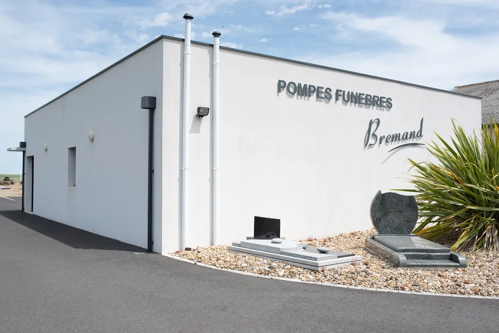 Façade de l'agence des Pompes Funèbres et Marbrerie Bremand à Nalliers avec exposition de monuments funéraires