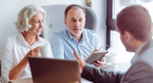 Trois personnes qui discutent assise dans un bureau